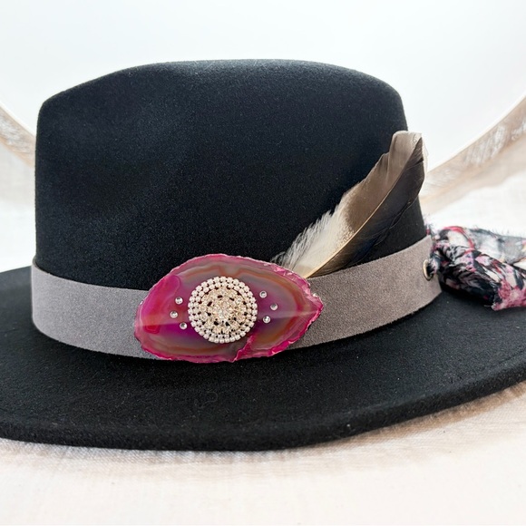 Gray Italian suede, Agate Crystal Hat Band. With faux diamond and pearl center - Picture 4 of 10